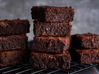 data/admin/2020/11/front-view-brownies-cooling-rack-with-cloth.jpg